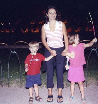 AlinaBuckinghamFountainNightWithKidsBJuly2003