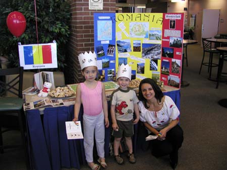 AuPairInternationalDay2004_A_SydneyAvynAlinaAtBooth