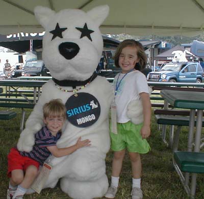 04_SydneyAvynHuggingMongoAtCampJeep2003B