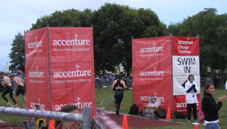 ChicagoTriathlon2004H_TammyRunningIntoTransition