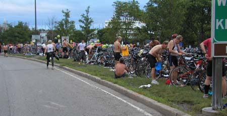 ChicagoTriathlon2004I_BikesInTransition