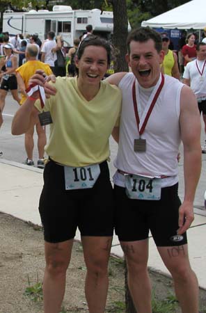 ChicagoTriathlon2004S_TammyAndSteveWithMedals