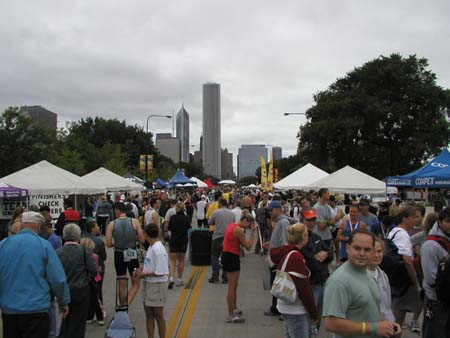 ChicagoTriathlon2004V_CrowdShotAtFinish