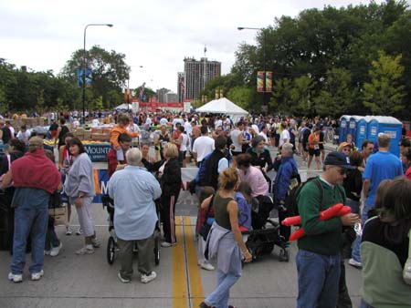 ChicagoTriathlon2004W_CrowdShotTowardsFinishLine