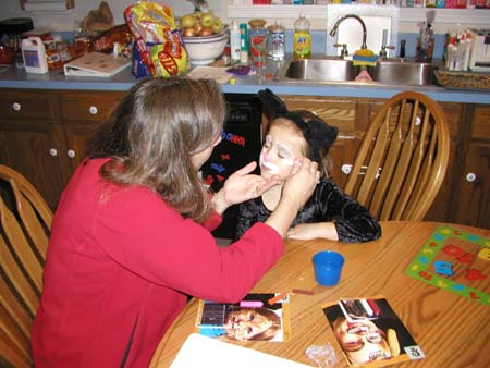 Halloween2003C_TammyApplyingSydneyFacepaint