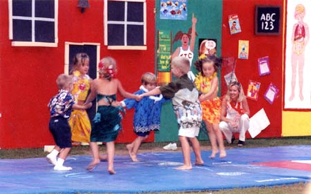 TurnerFinalShow2003D_AvynAndSydneyDancing
