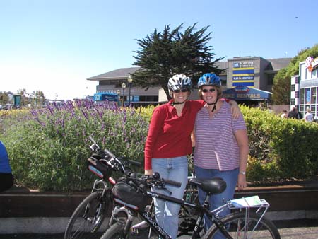 SanFrancisco200409_09_TamAndJenInBikeGear