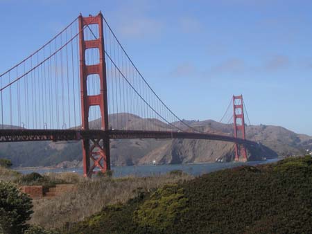 SanFrancisco200409_13_GoldenGateBridgeCloser