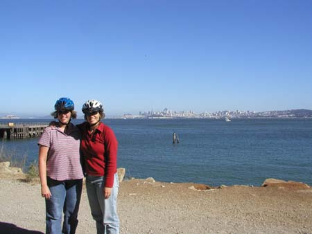 SanFrancisco200409_18_TamAndJenWithSkyline