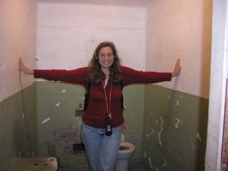 SanFrancisco200409_25_TamInAlcatrazCell