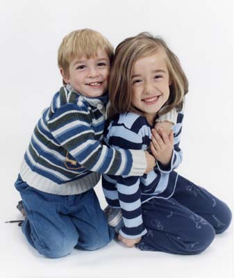 SydneyAndAvynHugging3And5YrPhoto2003