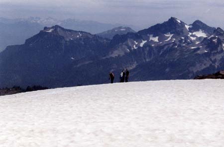 Tammy2003WATrip15ClimbersInLevelSnow