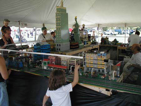 Aug2003_ILTrainMuseum12SydneyPointsToModelTrainSet