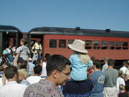 Aug2003_ILTrainMuseum19WaitingToRideOnThomas2