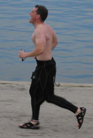 ChicagoTriathlon2004J_SteveMoreauAfterSwim
