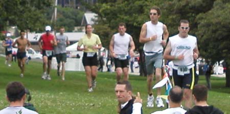 ChicagoTriathlon2004M_TammyAndSteveStartingRun